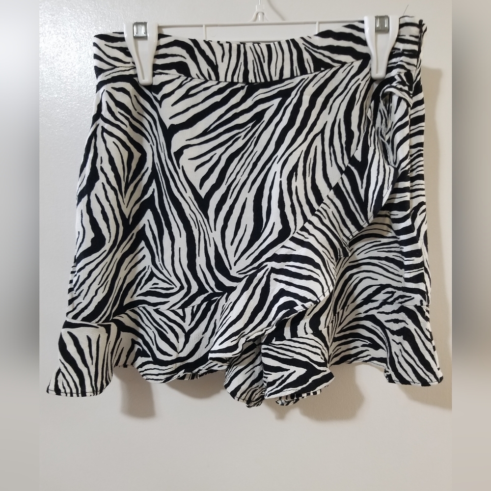 Zara Black and White Animal Print Skort